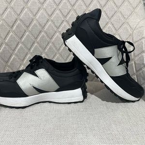 New Balance 327 women’s sneakers size 8 black white silver excellent condition
